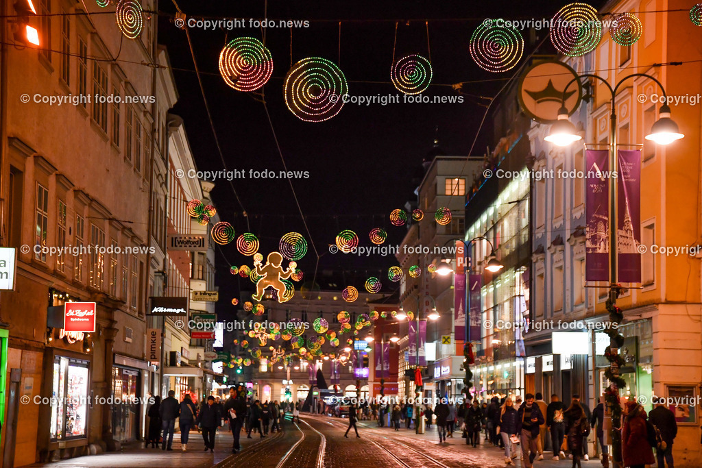 Landstrasse Linz_ Weihnachtsbeleuchtung 2022_ 23.11.2022-2 | 23.11.2022, Landstrasse Linz, AUT, Weihnachten 2022, im Bild Weihnachtsbeleuchtung, Weihnachten, Shopping, Einkauf, Geschenke, Menschen, Adventszeit, Advent, Freude