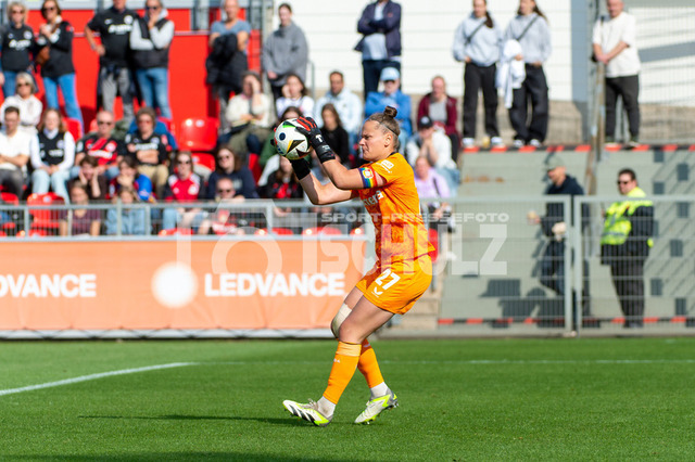 20240915NSZ_6212 | Friederike Repohl (Bayer Leverkusen,No.27) in AktionDEU, Leverkusen, 15.09.2024 Fußball, Google Pixel Frauen-Bundesliga, Saison 2024/2025, Bayer 04 Leverkusen - Eintracht Frankfurt - Realisiert mit Pictrs.com