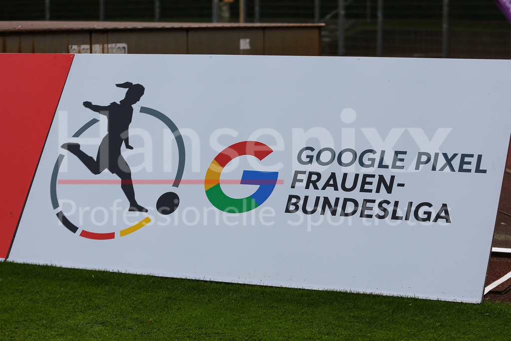 Fussball, Google Pixel Frauen-Bundesliga, SV Werder Bremen - TSG 1899 Hoffenheim | v.li.: Eine Werbebande mit dem Schriftzug und Logo der Google Pixel Frauen-Bundesliga, Ligalogo, Marke, Werbung, Reklame, Symbolfoto, Symbolbild Fussball, Fußball, DIE DFB-RICHTLINIEN UNTERSAGEN JEGLICHE NUTZUNG VON FOTOS ALS SEQUENZBILDER UND/ODER VIDEOÄHNLICHE FOTOSTRECKEN. DFB REGULATIONS PROHIBIT ANY USE OF PHOTOGRAPHS AS IMAGE SEQUENCES AND/OR QUASI-VIDEO.