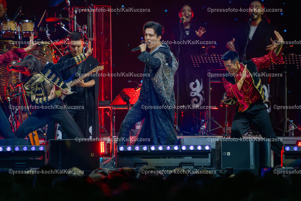 KKU24112401022 | 24.11.2024, xkkux, Düsseldorf, PSD-Bank Dome, Der kasachische Sänger Dimash Qudaibergen (Dinmukhammed Qanatuly Qudaibergen) performt zusammen mit seinen Tänzern bei seiner Live Show STRANGER