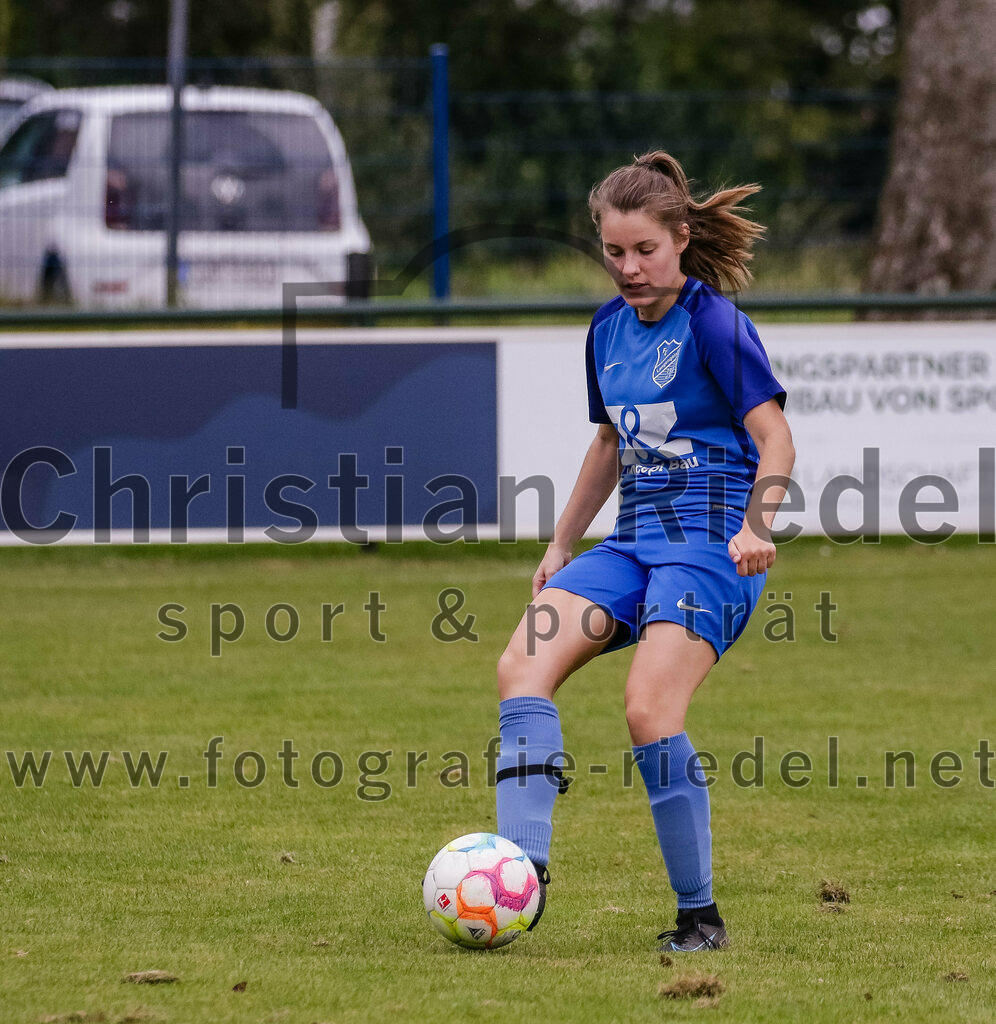 2023-10-07_056_FC_Langengeisling_gegen_MTV_Diessen_Ammersee | Erding, Deutschland, 07.10.2023:
Fußball, Bezirksoberliga 2023 / 2024, 6. Spieltag, FC Langengeisling gegen MTV Diessen/Ammersee, Endergebnis: 0:3

Mathea Rügemer (FC Langengeisling, #5)

Foto: Christian Riedel / fotografie-riedel.net