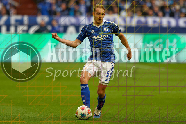 05.04.2026, GER, Fussball, Herren, 2. BL, Saison 2025/2026, FC Schalke 04 - Karlsruher SC | Timo Becker (S04) in Aktion am Ball, Einzelaktion 