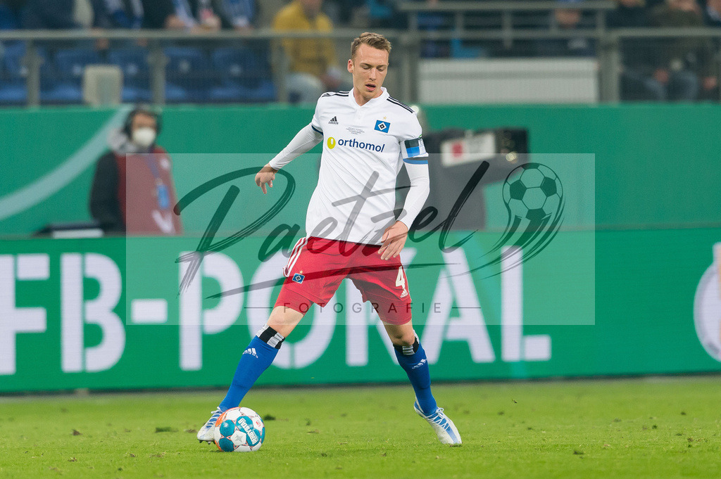 HSVSCF20220419_368 | Fussball, Herren: Sebastian Schonlau (Hamburger SV) in Aktion, am Ball, Einzelaktion beim DFB-Pokal-Halbfinalspiel zwischen Hamburger SV und SC Freiburg im Volksparkstadion am 19.04.2022 in Hamburg, Deutschland.DFB / DFL REGULATIONS PROHIBIT ANY USE OF PHOTOGRAPHS AS IMAGE SEQUENCES AND/OR QUASI-VIDEO. - Realisiert mit Pictrs.com