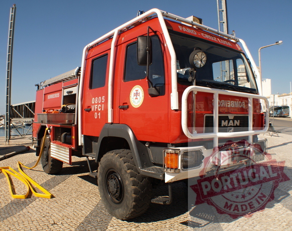 Bombeiros fire truck in Faro city | Red fire engine from Bombeiros ready for duty on a sunny day - Realisiert mit Pictrs.com