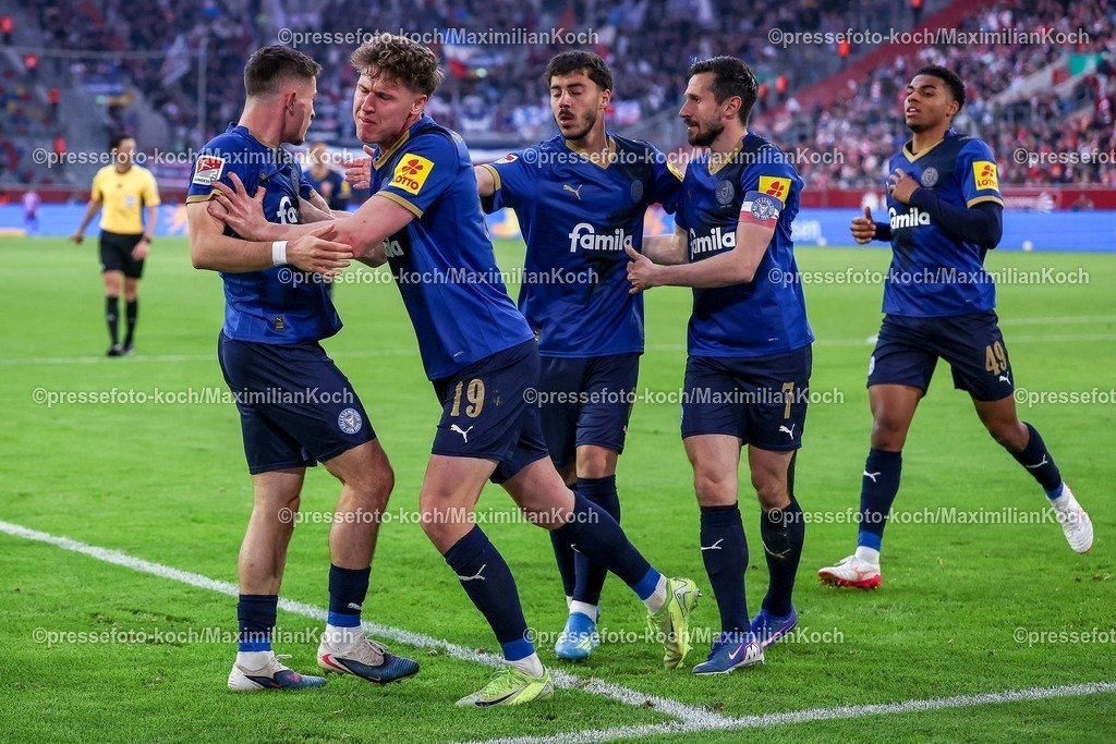 F9510042601070 | 10.04.2026, Fußball, Fortuna Düsseldorf - Holstein Kiel, 2. Fußball Bundesliga, Herren, Merkur Spiel-Arena, 29. Spieltag, Saison 2025 2026: Torjubel nach dem Tor zum 1:0 durch Torschütze Phil Harres&nbsp; (Holstein Kiel #19)  zusammen mit  Adrián Kaprálik&nbsp; (Holstein Kiel #20)  DFB regulations prohibit any use of photographs as image sequences and or quasi-video.