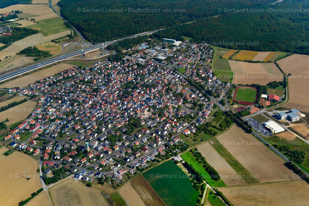 3650556 | KIST 13.09.2016 Stadtgebiet mit Außenbezirken und Innenstadtbereich am Rand von landwirtschaftlichen Feldern und Ackerflächen in Kist im Bundesland Bayern, Deutschland // Urban area with outskirts and inner city area on the edge of agricultural fields and arable land in Kist in the state Bavaria, Germany Foto: Gerhard Launer