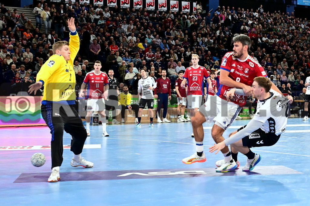 KBS Picture_HSVH-SGFl-Handewitt_039 | v.l. Haug Robin (HSV Hamburg) , Lassen Arenth Jacob (HSV Hamburg) , Pytlick Simon (SG Fl.-Handewitt) ,Sportarena :  Barclays Arena Hamburg, - Realisiert mit Pictrs.com