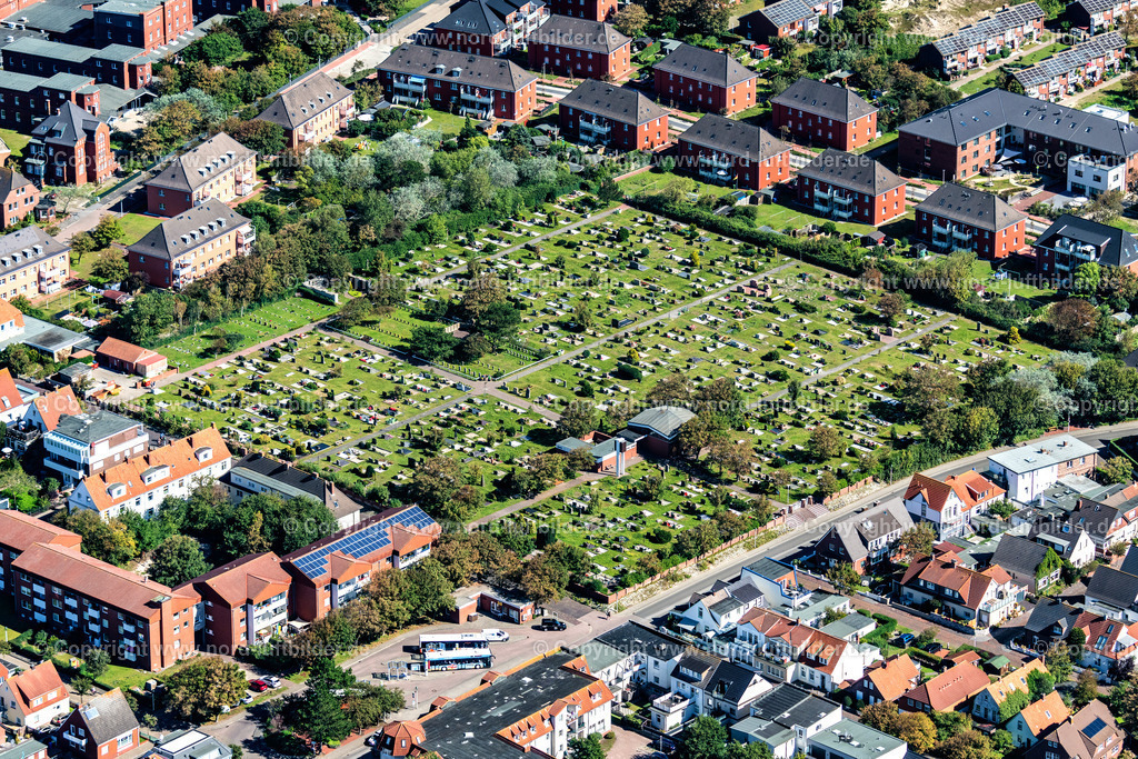 Norderney_Friedhof_ELS_7158050923 | NORDERNEY 05.09.2023 Grabreihen auf dem Gelände des Friedhofes inder Jann-Berghaus-Straße 44-45 auf Norderney im Bundesland Niedersachsen, Deutschland. // Rows of graves on the grounds of the cemetery at Jann-Berghaus-Strasse 44-45 on Norderney in the state Lower Saxony, Germany. Foto: Martin Elsen