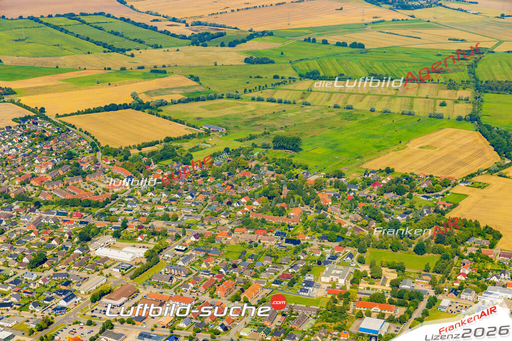 Stadt Pampow von Oben- Die Luftaufnahme wurde 2025 vom UL-Flugzeug heraus erstellt ( keine Drohnenaufnahme ) - Hochauflösende Luftaufnahme - für Wandbilder und großformatige Ausdrucke geeignet. Das besondere Geschenk!Hier alle&nbsp;Infos zur Lizenzierung der LuftaufnahmeWir fliegen auch dieses Jahr wieder in Ihre Region um Luftbilder zu erstellen.- Luftbild anfragen