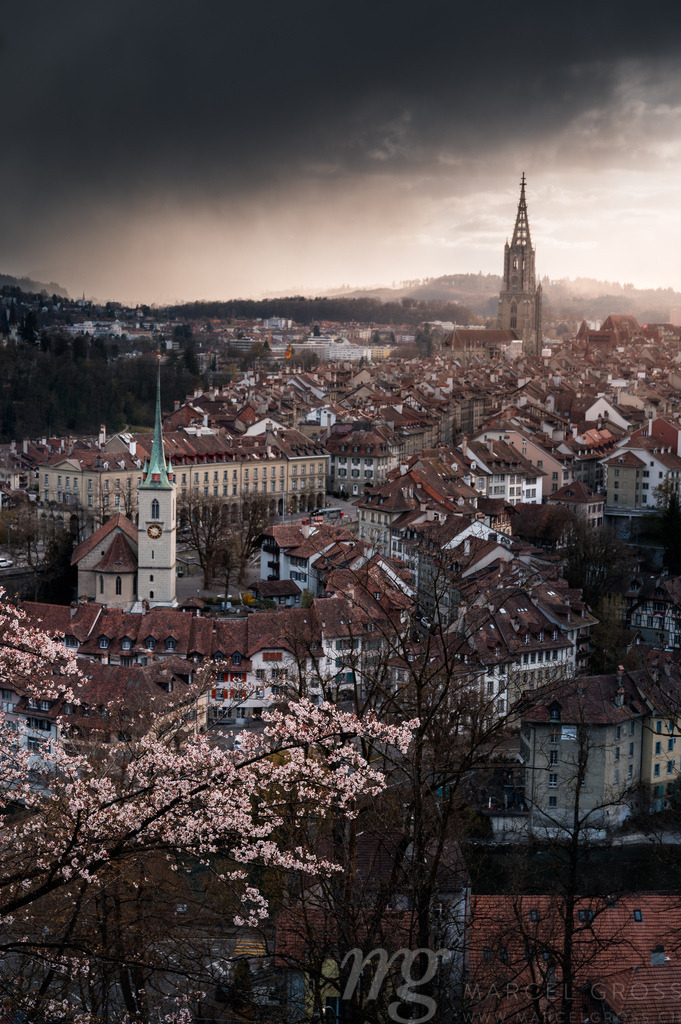 dramatic clouds over the oldtown of Bern in spring | Die ideale Geschenkidee für Naturliebhaber. Naturbilder von Marcel Gross Photography für ihr Zuhause in den verschiedensten Formaten und Materialien. - Realisiert mit Pictrs.com