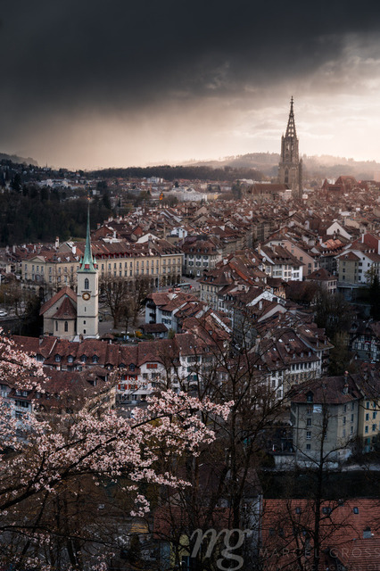 dramatic clouds over the oldtown of Bern in spring | Die ideale Geschenkidee für Naturliebhaber. Naturbilder von Marcel Gross Photography für ihr Zuhause in den verschiedensten Formaten und Materialien. - Realisiert mit Pictrs.com