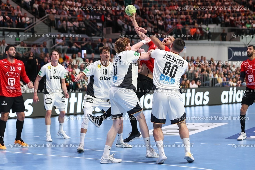 xKWIx22032601026 | 22.03.2026, Handball, Länderspiel Herren, Deutschland - Ägypten, ÖVB-Arena Bremen: Mohab Saied (Egypt #48) im Zweikampf mit  Jannik Kohlbacher (Germany #80) und   Tom Kiesler (Germany #30) xKamilxWilkowskixPressefotoKochx