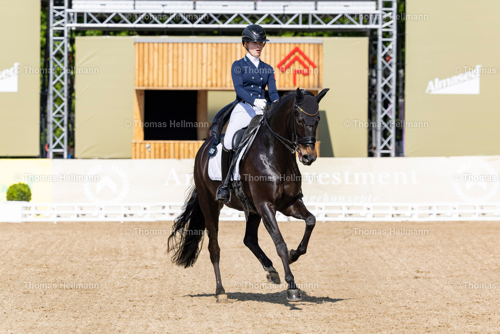 TH_571-OERTZEN Soe Isabell (GER)_ Smiley S_17698 | Deutsches Spring- und Dressur-Derby 2024 am 10.05.24 in Hamburg, 571OERTZEN Soe Isabell (GER), Smiley S