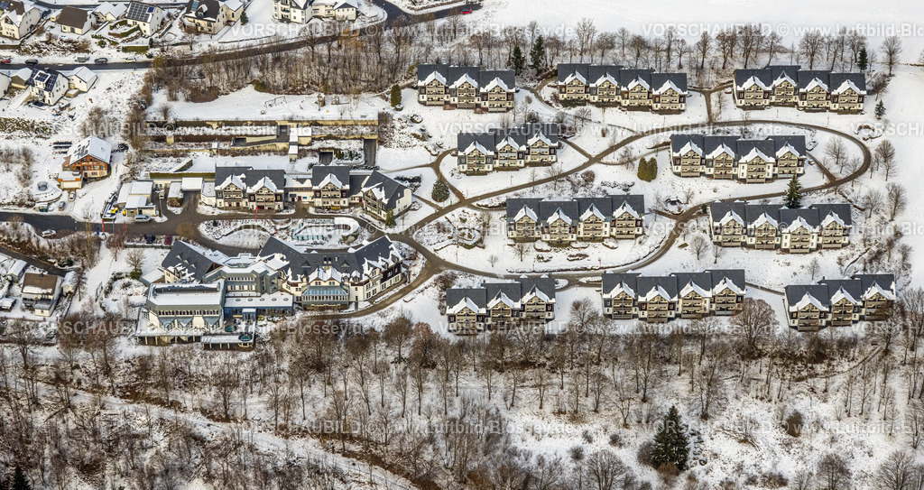 Winterberg221201448 | Luftbild winterliches Hapimag Resort Winterberg, Wohnsiedlung im Schnee, Winterwunderland in Winterberg im Sauerland, am Kahlen Asten und den Skiabfahrten und dem Skilift-Karussell Winterberg, Winterberg, Sauerland, Nordrhein-Westfalen, Deutschland