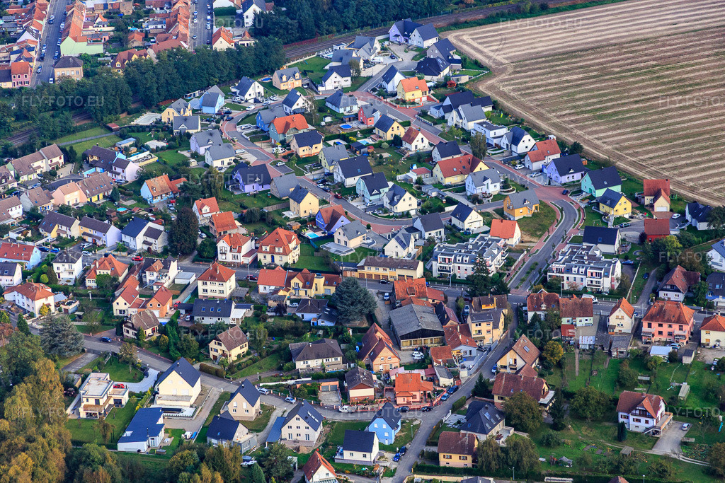 Vue aérienne: Rue des Coccinelles à Bischwiller dans le département Bas Rhin, France – .Photo: IMG_074257.jpg prise le 04/10/2014 par Werner Riehm/FLY-FOTO.eu – Résolution de l'original: 5472 x 3648 px