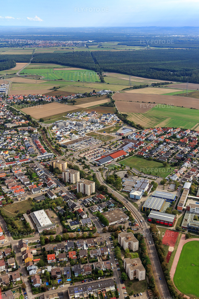 Luftbild: Neubaugebiet Am Biegen im Ortsteil Linkenheim in Linkenheim-Hochstetten im Bundesland Baden-Württemberg in Deutschland. Foto: IMG_122909.jpg vom 11.09.2020 durch Werner Riehm/FLY-FOTO.de