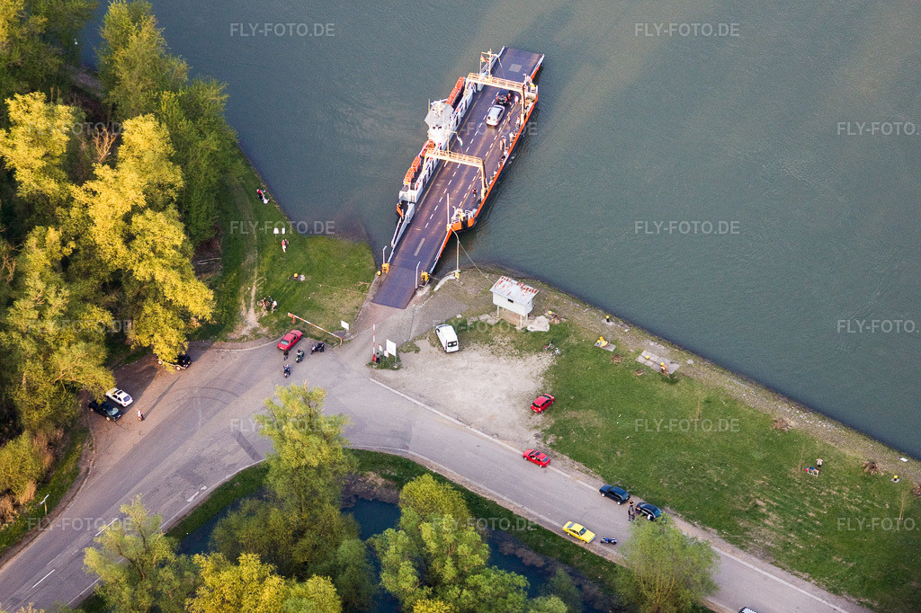 Luftbild: Fähr- Schiff und Anlegeplatz der Schnelllastfähre Leimersheim - Leopoldshafen am Rhein in Leimersheim im Bundesland Rheinland-Pfalz in Deutschland. Foto: IMG_17565.jpg vom 10.04.2009 durch Werner Riehm/FLY-FOTO.de