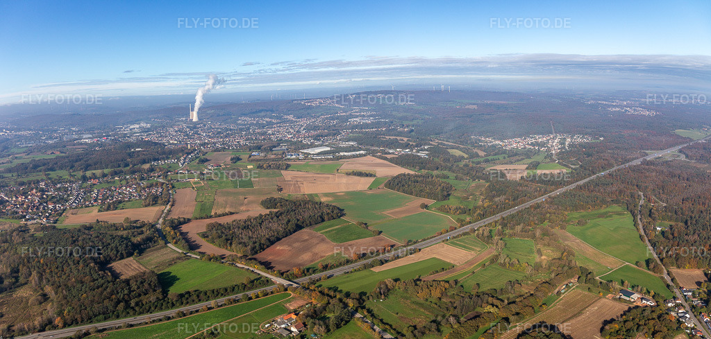 Luftbild: Verlauf der Autobahn A6 südlich von Neunnkirchen und Bexbach im Ortsteil Niederbexbach in Bexbach im Bundesland Saarland in Deutschland. Foto: IMG_143838-Pano.jpg vom 27.10.2024 durch Werner Riehm/FLY-FOTO.deAuflösung des Originals: 7276 x 3473 px