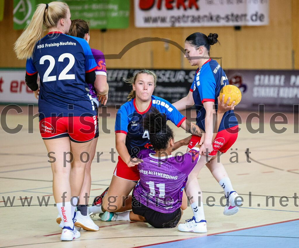 2023-10-14_037_SpVgg_Altenerding_gegen_HSG_Freising_Neufahrn_Damen | Erding, Deutschland, 14.10.2023:
Handball, Bezirksliga Frauen Altbayern 2023 / 2024, 3. Spieltag, SpVgg Altenerding II gegen HSG Freising-Neufahrn II, Endergebnis: 23:28

Alina Schindler (HSG Freising-Neufahrn, #22), Sofia Knecht (HSG Freising-Neufahrn, #4), Nikayla Alston (SpVgg Altenerding, #11), Eduarta Krasnigi (HSG Freising-Neufahrn, #33)

Foto: Christian Riedel / fotografie-riedel.net