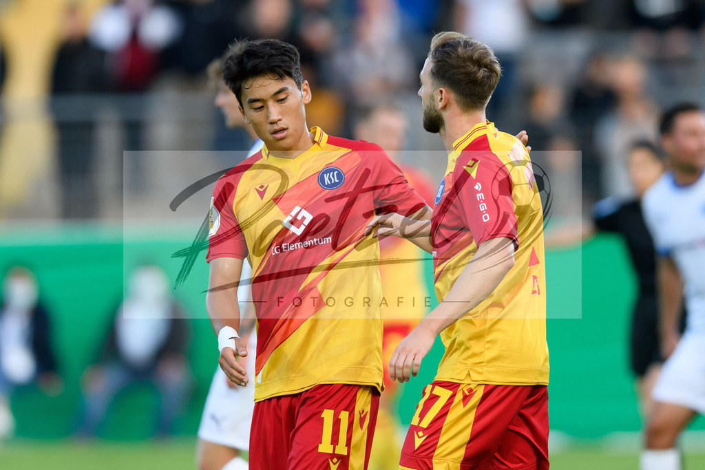 LOTKSC20210809_049 | Fussball, Herren: Lucas Cueto (Karlsruher SC) Torjubel, jubelt nach seinem Treffer zum 1:4 mit Kyoung-rok Choi (Karlsruher SC) beim Spiel der 1. Runde im DFB-Pokal zwischen SF Lotte und Karlsruher SC im Stadion am Lotter Kreuz am 09.08.2021 in Lotte, Deutschland.DFB / DFL REGULATIONS PROHIBIT ANY USE OF PHOTOGRAPHS AS IMAGE SEQUENCES AND/OR QUASI-VIDEO. - Realisiert mit Pictrs.com