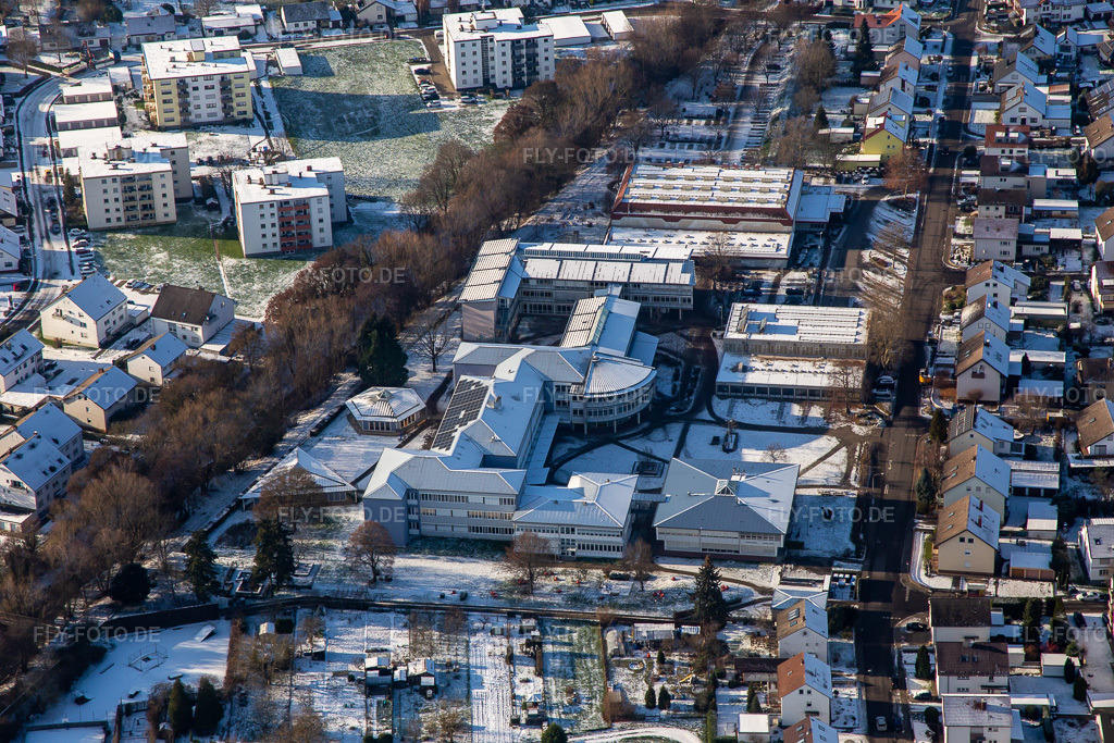 Luftbild: Gymnasium im PAMINA Schulzentrum im Winter bei Schnee in Herxheim bei Landau im Bundesland Rheinland-Pfalz in Deutschland. Foto: IMG_135530.jpg vom 16.12.2022 durch Werner Riehm/FLY-FOTO.de