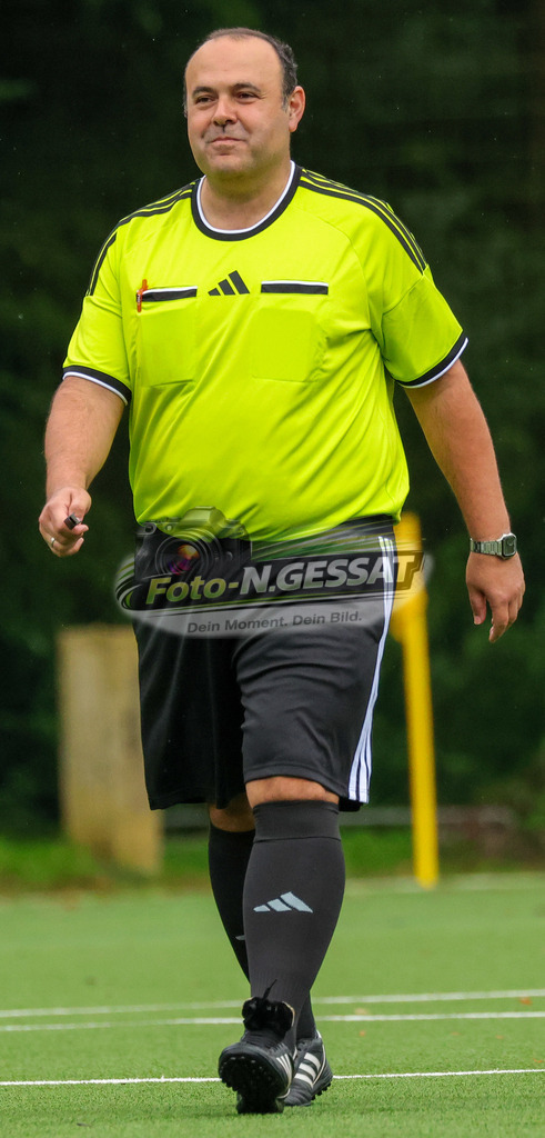 BV Stift Quernheim - SV Hausberge | Auf dem Bild zu sehen: Schiedsrichter: Juan de Cruz Pujades BV Stift Quernheim, SV Hausberge, Saison 26/27, Bezirksliga, Stift Quernheim, Deutschland - Realisiert mit Pictrs.com