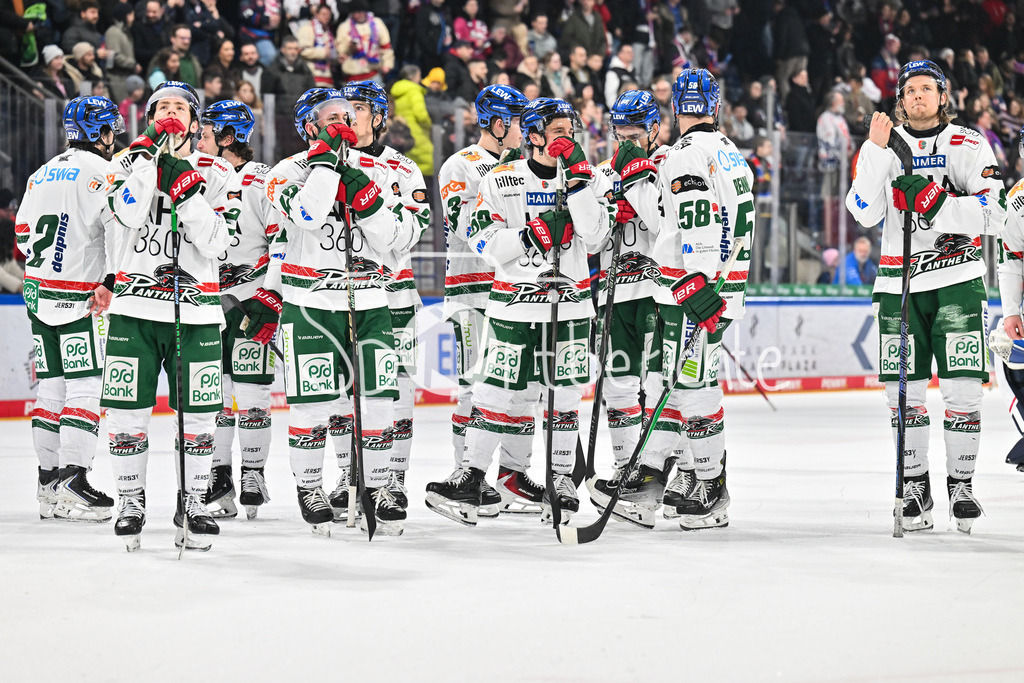 Nürnberg Ice Tigers - Augsburger Panther | NUREMBERG, GERMANY - 23. JANUARY: Hängende Köpfe bei den Spielern der Gäste nach dem Match zwischen den Nürnberg Ice Tigers und den Augsburger Panthern am 42. Spieltag der Penny DEL in der PSD Bank Nürnberg Arena / David FARRANCE (Augsburger Panther 4), Kyle MAYHEW (Augsburger Panther 27), Jason BAST (Augsburger Panther 45), Christian HANKE (Augsburger Panther 25), Sebastian ZWICKL (Augsburger Panther 83), Enrico HENRIQUEZ (Augsburger Panther 52), Maximilian RENNER (Augsburger Panther 58), Moritz WIRTH (Augsburger Panther 9)