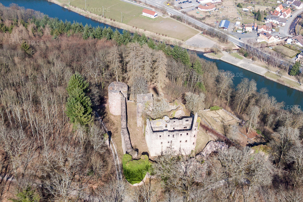 Luftbild: Ruine und Mauerreste der ehemaligen Burganlage und Feste Minneburg über dem Neckar im Ortsteil Neckarkatzenbach in Neunkirchen im Bundesland Baden-Württemberg in Deutschland. Foto: IMG_38133.jpg vom 12.03.2011 durch Werner Riehm/FLY-FOTO.de