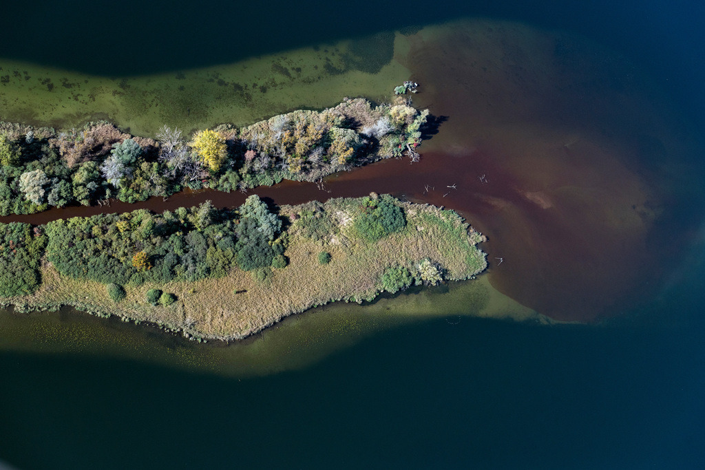 dr__0038697.jpg | DIEßEN AM AMMERSEE 11.10.2019 Uferbereiche entlang der Fluß- Mündung der Ammer in den Ammersee in Dießen am Ammersee im Bundesland Bayern, Deutschland. // Riparian areas along the river mouth of Ammer in den Ammersee in Diessen am Ammersee in the state Bavaria, Germany. Foto: Daniel Reiter
