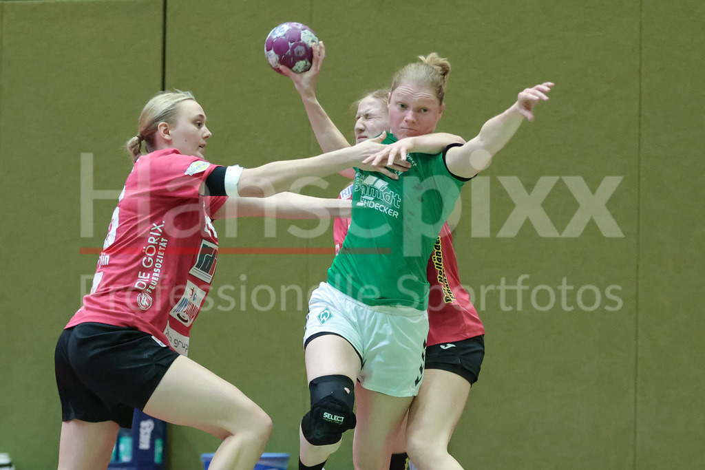 Handball, 2. Bundesliga Frauen, SV Werder Bremen - Füchse Berlin | v.li.: Julie Lilholt (Füchse Berlin, 26), Antonia Krause (Füchse Berlin, 35) und Denise Engelke (SV Werder Bremen, 18) im Zweikampf, Duell, Spielszene, Aktion, Action