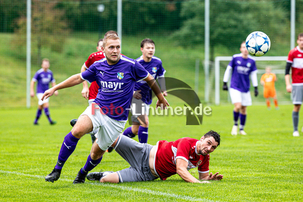 SG Hungerbach gegen FC Wildsteig/Rottenbuch | Fußball Kreisliga Herren Oberbayern Zugspitze Gruppe 1 2024/25, SG Hungerbach gegen FC Wildsteig/Rottenbuch, 20241005,Zuelle zwischen Tobias SCHÜLLER (SG Hungerbach 7) und Martin HENNEBACH (FC Wildsteig/Rottenbuch 10),2024-10-05 in Huglfing (Sportpark Huglfing), Tobias SCHÜLLER (SG Hungerbach 7), Martin HENNEBACH (FC Wildsteig/Rottenbuch 10)Copyright: WolfgangxLindner www.foto-lindner.de
