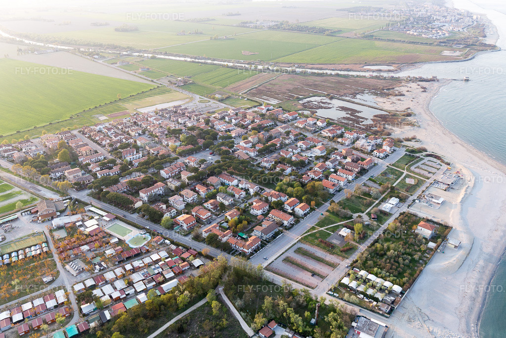 Luftbild: Ortsansicht in Lido DI Dante im Bundesland Emilia-Romagna in Italien. Foto: IMG_098483.jpg vom 05.04.2017 durch Werner Riehm/FLY-FOTO.de