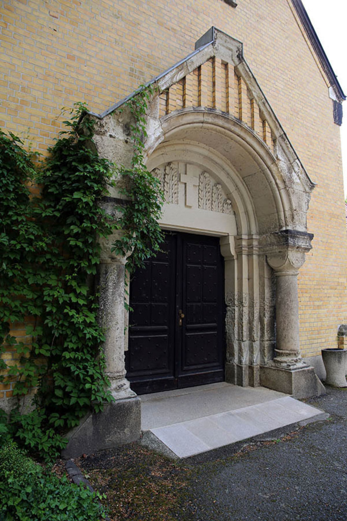 Ostfriedhof - Friedhofskapelle | Entdecke über 20 Kategorien Leipzig-Motive: Foto-Downloads, hochwertige Poster, Leinwand- & Fine-Art-Prints. Jetzt Lieblingsfoto im Bildlexikon Leipzig Shop bestellen!
