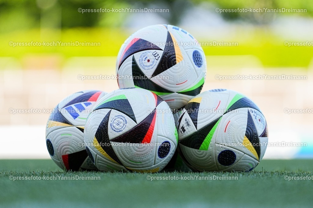 xYDR09052501091 | 09.05.2025, xydrx, Fußball, Borussia Dortmund II - VFB Stuttgart II, 3.Liga, Stadion Rote Erde, Saison 2024 2025: Spielbälle, feature, symbolbild DFB regulations prohibit any use of photographs as image sequences and or quasi-video.