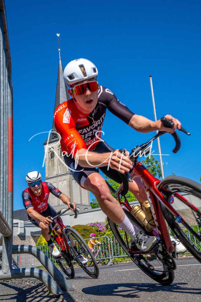 Spurt in den Mai 2026 - Großer Preis der Sparkasse Neuss | Annual one-day road cycling race "Großer Preis der Sparkasse Neuss" held in Büttgen, Germany, organized by VfR Büttgen 1912 e.V. The event features multiple races across all age categories from U11 youth to Elite men. - Realisiert mit Pictrs.com