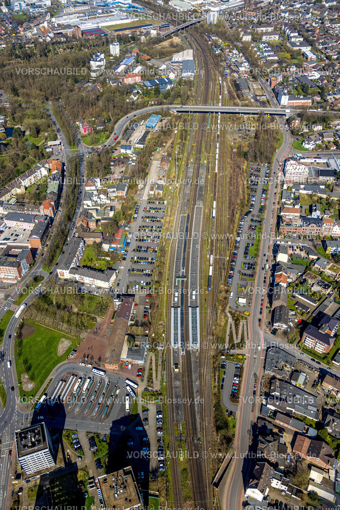 Wesel240310528 | Luftbild, Hbf Hauptbahnhof, Güterzug und Personenzug, Ausbau der Betuweroute und Betuwe-Linie Eisenbahnstrecke, Bundesstraße B58 Schermbecker Landstraße geschwungene Straßenüberquerung über Bahngleise, Wesel, Nordrhein-Westfalen, Deutschland