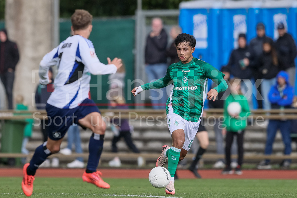 Fussball, Regionalliga Nord, SV Werder Bremen II - Hamburger SV II | v.li: Ricardo-Felipe Schwarz (SV Werder Bremen II, 6) am Ball, Einzelbild, Ganzkörper, Aktion, Action, Spielszene