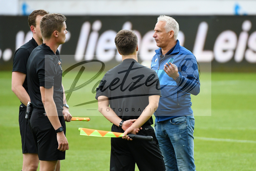 SVMFCH20200606_0074 | Fussball, Herren: Trainer Christian Neidhart (SV Meppen) diskutiert nach dem Spiel mit dem Schiedsrichtergespann bei dem Spiel der 3. Liga zwischen SV Meppen und FC Hansa Rostock in der Haensch-Arena am 06.06.2020 in Meppen, Deutschland.DFB / DFL REGULATIONS PROHIBIT ANY USE OF PHOTOGRAPHS AS IMAGE SEQUENCES AND/OR QUASI-VIDEO. - Realisiert mit Pictrs.com
