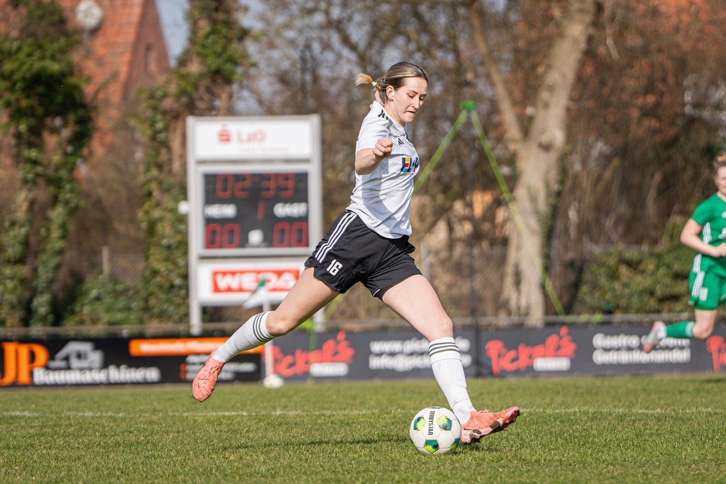 Fußball I Frauen I Saison 2025-2026 I Oberliga Niedersachsen I 15. Spieltag I TuS Lutten - FC Jesteburg-Bendestorf I 6611 | jns.sportfotos - Realisiert mit Pictrs.com
