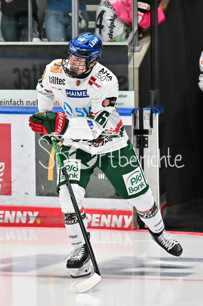 Augsburger Panther - Steinback Black Wings Linz | Im Bild Liron PELLIZZARI (Augsburger Panther 60) beim Einlauf zum Warmup / Einzelfoto / Freisteller / Testspiel: Augsburger Panther - Steinback Black Wings Linz; Curt Frenzel Stadion am 05.09.2025