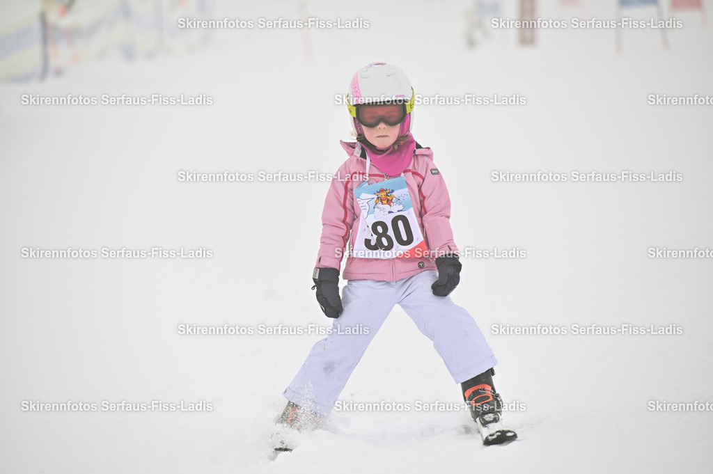 SRF_20.02.2026_0117 | Skirennfotos,Serfaus,Fiss,Ladis,Kinderskirennen,Winter,Tirol,Oberland,skirace,SFL,feelfree,weil wir's genießen,ski,Ski,skifahren,Sonnenplateau, - Realisiert mit Pictrs.com