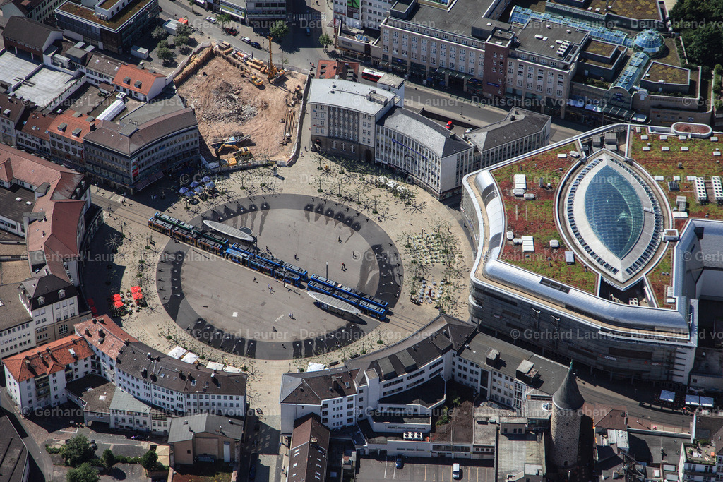 3091664 | Der Königsplatz ist ein runder Platz im Zentrum von Kassel. Er trennt die Obere von der Unteren Königsstraße und wird von der Straßenbahn zentral durchquert, die entlang dieser Straßen verkehrt. Insgesamt münden sechs Straßen auf den Königsplatz. Heute ist er Teil der Fußgängerzone in der Innenstadt