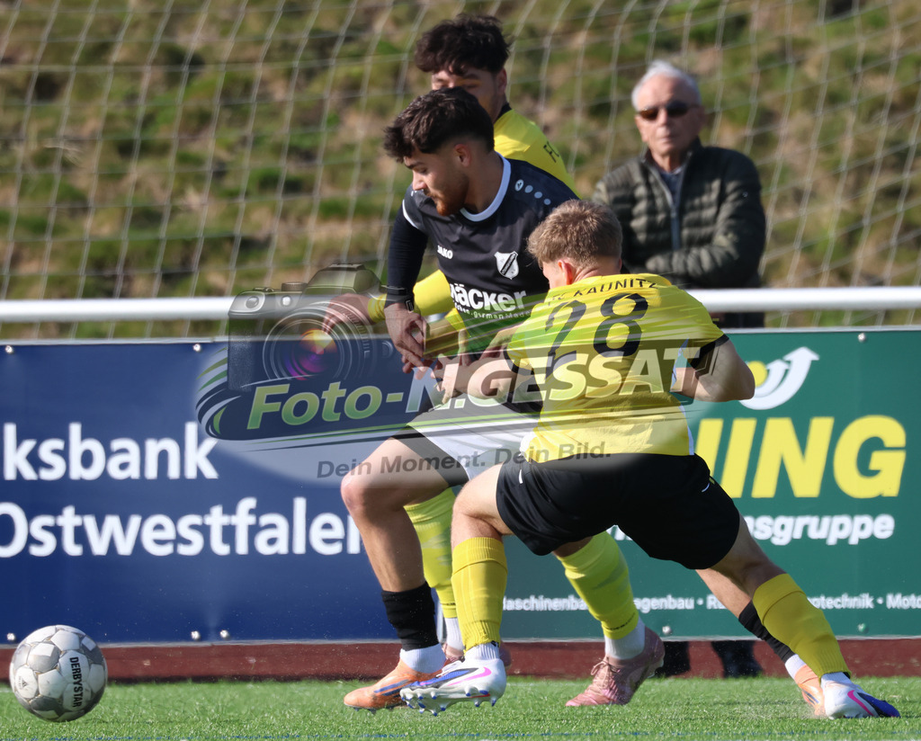 SV Rödinghausen II, FC Kaunitz | Auf dem Bild zu sehen: schwarz SV Rödinghausen II: Noah-Henry Köse ; gelb FC Kaunitz v.l.: Felix Sczepurek, Silas Hartkämper SV Rödinghausen II, FC Kaunitz, Saison 25/26, Westfalenliga, Deutschland - Realisiert mit Pictrs.com