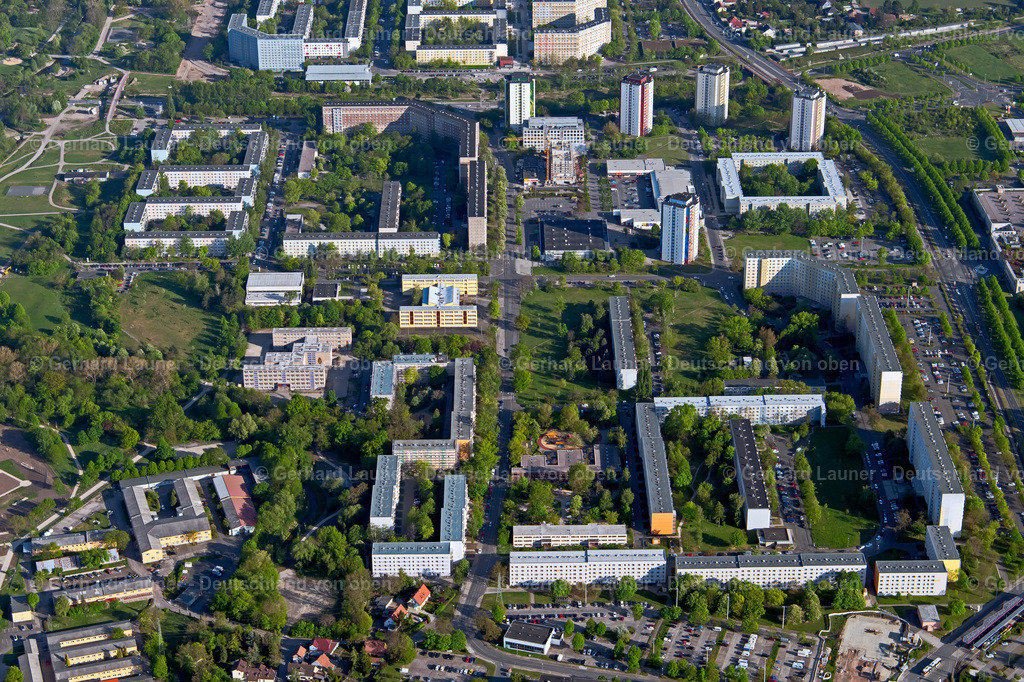 4026051 | ERFURT 06.05.2020 Hochhäuser im Wohngebiet einer industriell gefertigten Plattenbau- Siedlung an der Moskauer Straße im Ortsteil Moskauer Platz in Erfurt im Bundesland Thüringen, Deutschland. // Skyscrapers in the residential area of industrially manufactured settlement on Moskauer Strasse in the district Moskauer Platz in Erfurt in the state Thuringia, Germany. Foto: Gerhard Launer