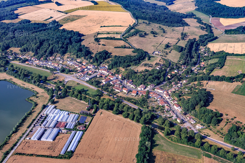 Vue aérienne: Vue du village depuis le nord-est avec Ets Mougenot à Crévéchamps dans le département Meurthe et Moselle, France – .Photo: IMG_083126.jpg prise le 11/07/2015 par Werner Riehm/FLY-FOTO.eu – Résolution de l'original: 5472 x 3648 px – ETS MOUGENOT | la qualité à prix producteur