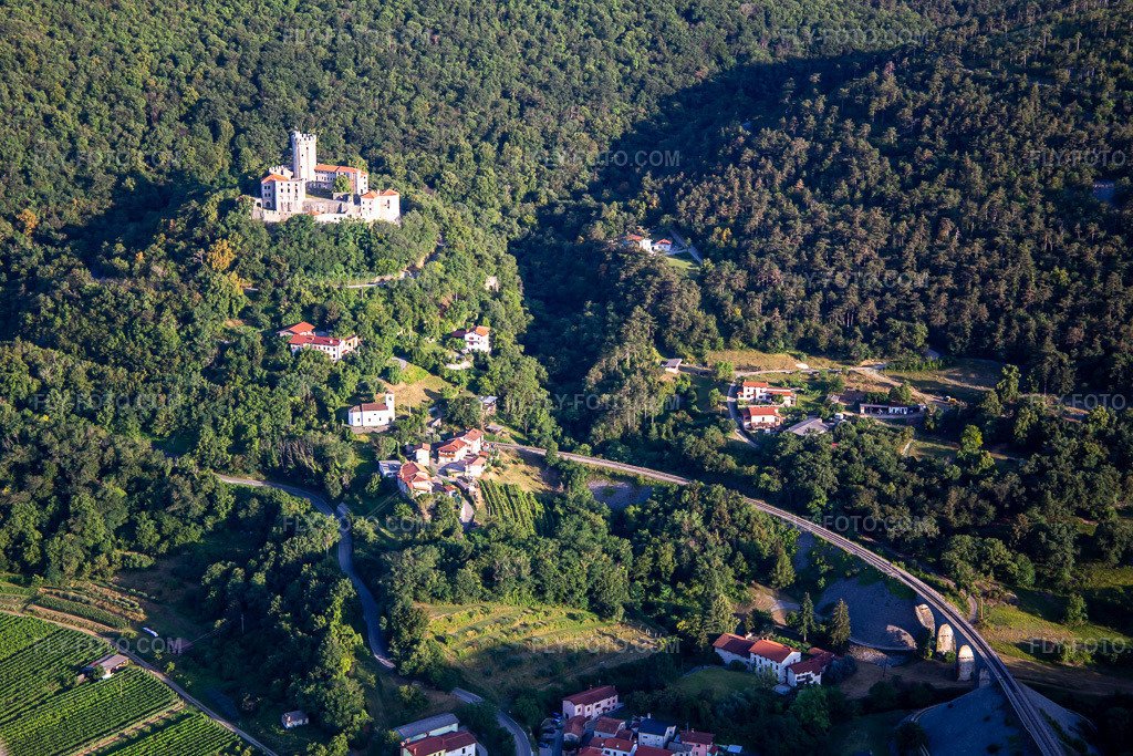 Aerial view: Castle / Grad Rihemberk in the district Branik in Nova Gorica in the state Slovenia, Slovenia. – Photo: IMG_137480.jpg taken on 07/14/2023 by Werner Riehm/FLY-FOTO.com – Resolution of the original: 5472 x 3648 px – Domov - Grad Rihemberk