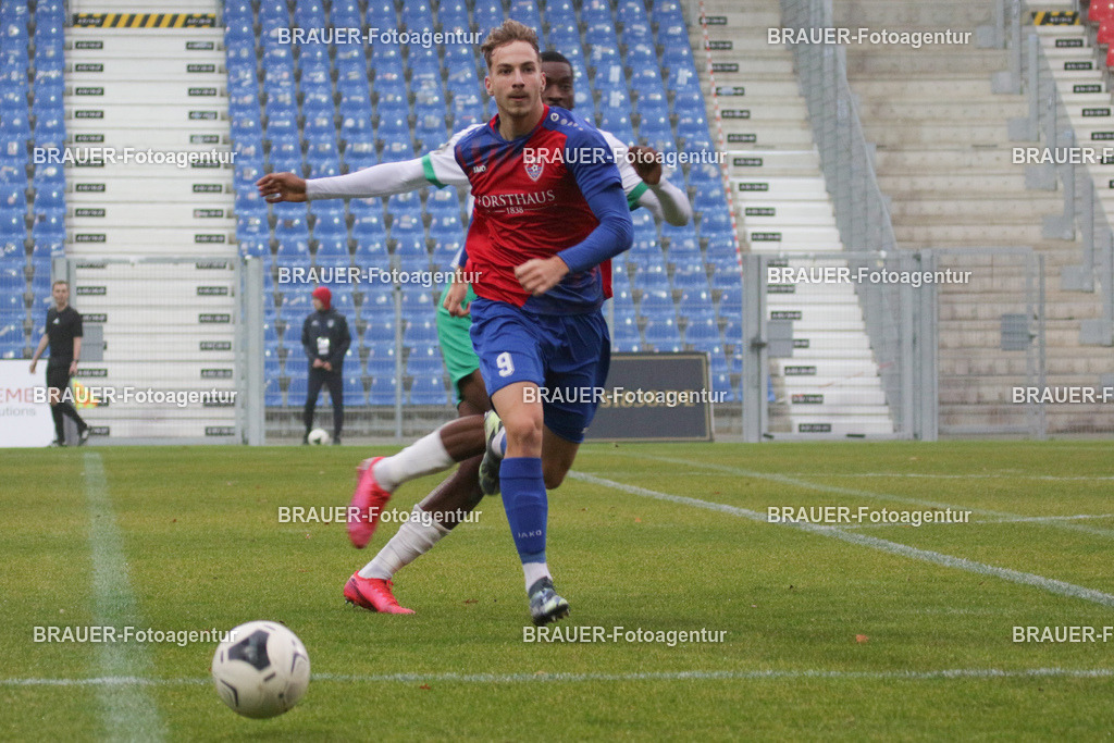15.11.2025 KFC Uerdingen - SPVG Schonnebeck | Krefeld, Deutschland, 15.11.2025: Etienne-Noel Reck (KFC Uerdingen) in Aktion während des Oberliga Niederrhein Spiels zwischen KFC Uerdingen  - Spvg Essen Schonnebeck am 15.11. 2025 im Krefelder Grotenburg - Stadion in Krefeld, Deutschland. (Foto Ralph Görtz / Brauer-Fotoagentur)