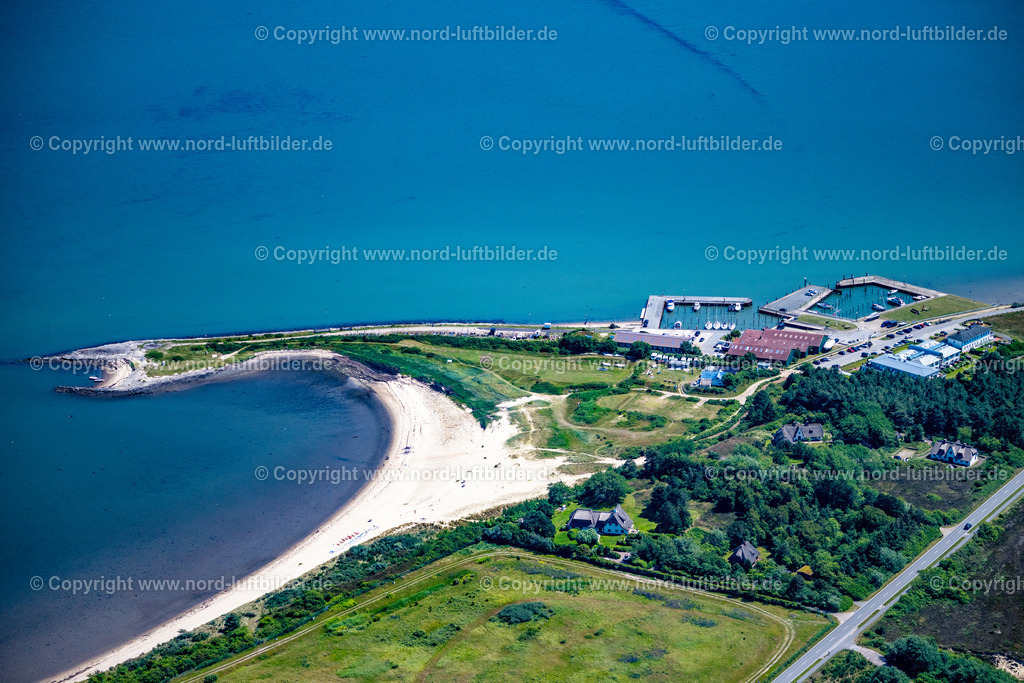 Sylt_Munkmarsch_Strand_Hafen_ELS_1520210625 | MUNKMARSCH 21.06.2025 Yachthafen mit Sportboot- Anlegestellen und Bootsliegeplätzen am Uferbereich der Nordsee in Munkmarsch auf der Insel Sylt im Bundesland Schleswig-Holstein, Deutschland. // Pleasure boat marina with docks and moorings on the shore area northern sea in Munkmarsch at the island Sylt in the state Schleswig-Holstein, Germany. Foto: Martin Elsen