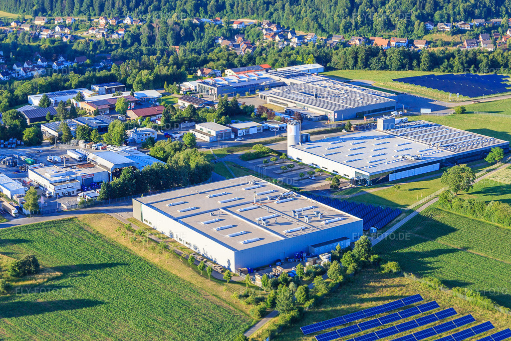 Luftbild: Industriegebiet Oberwiesachstraße mit SuperAlloy Manufaktur GmbH und Dobergo GmbH & Co. KG im Ortsteil Betzweiler in Loßburg im Bundesland Baden-Württemberg in Deutschland.Foto: IMG_148960.jpg vom 28.06.2025 durch Werner Riehm/FLY-FOTO.deSAI Manufaktur - SAIBüroeinrichtungskonzepte für höchste Ansprüche: DOBERGO