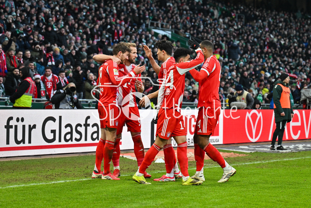 SV Werder Bremen - FC Bayern München | BREMEN, GERMANY - 14. FEBRUARY: Jubel der Bayern nach dem Treffer zum 0-3 durch Harry Leon GORETZKA (FC Bayern Munich 8)  Tor / Torschuetze / Freude / Happy während dem Bundesligamatch zwischen dem SV Werder Bremen und dem FC Bayern München am 22. Spieltag im Weserstadion / DFL REGULATIONS PROHIBIT ANY USE OF PHOTOGRAPHS AS IMAGE SEQUENCES AND/OR QUASI-VIDEO
